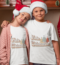 Lade das Bild in den Galerie-Viewer, FROHE WEIHNACHTEN RETROSTYLE  - KINDER T-SHIRT
