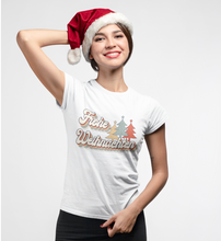 Lade das Bild in den Galerie-Viewer, FROHE WEIHNACHTEN RETROSTYLE  - DAMEN PREMIUMSHIRT
